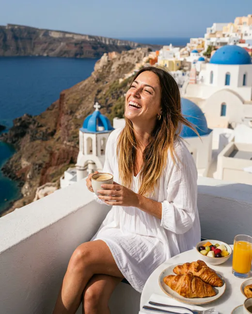 KI-Influencerin beim Frühstück auf Santorini-Balkon