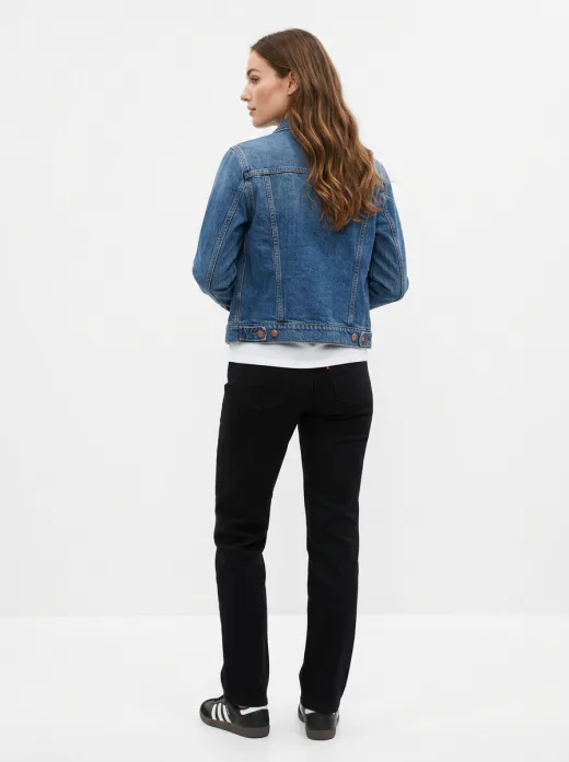 KI-generiertes Shop-Modelbild: Jeansjacke in Rückansicht im Studio
