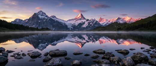 KI-generiertes Moodbild: Alpensee-Panorama bei Sonnenaufgang