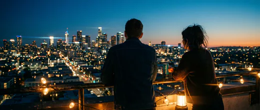 KI-generiertes Moodbild: Freunde auf Rooftop zur blauen Stunde, anamorph
